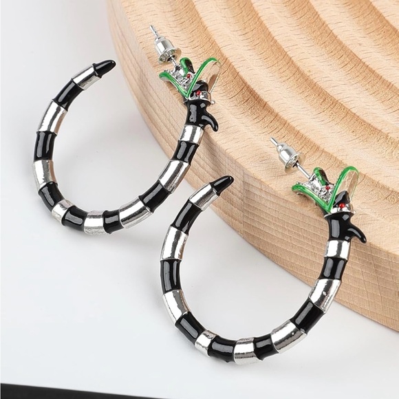 Beetlejuice hoop earrings - Picture 3 of 3